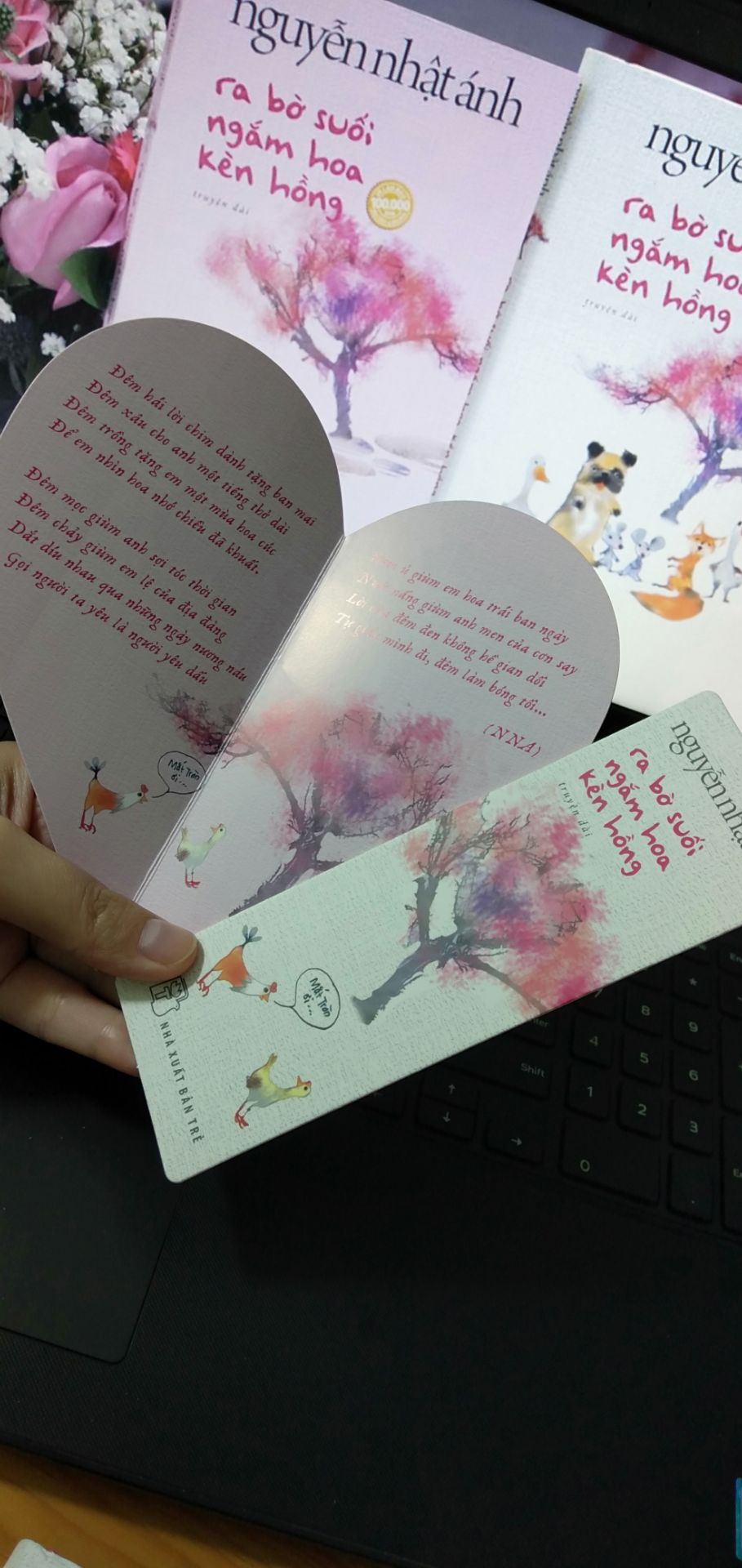 Tuyệt vời, sách được shop gói rất kỹ luôn nè. Mua quyển bìa cứng này còn được tặng thêm 01 thiệp trái tim, 01 bookmark in 2 mặt và thêm quyển sách khổ nhỏ "Út Quyên và Tôi" nữa. Quá đã!!!