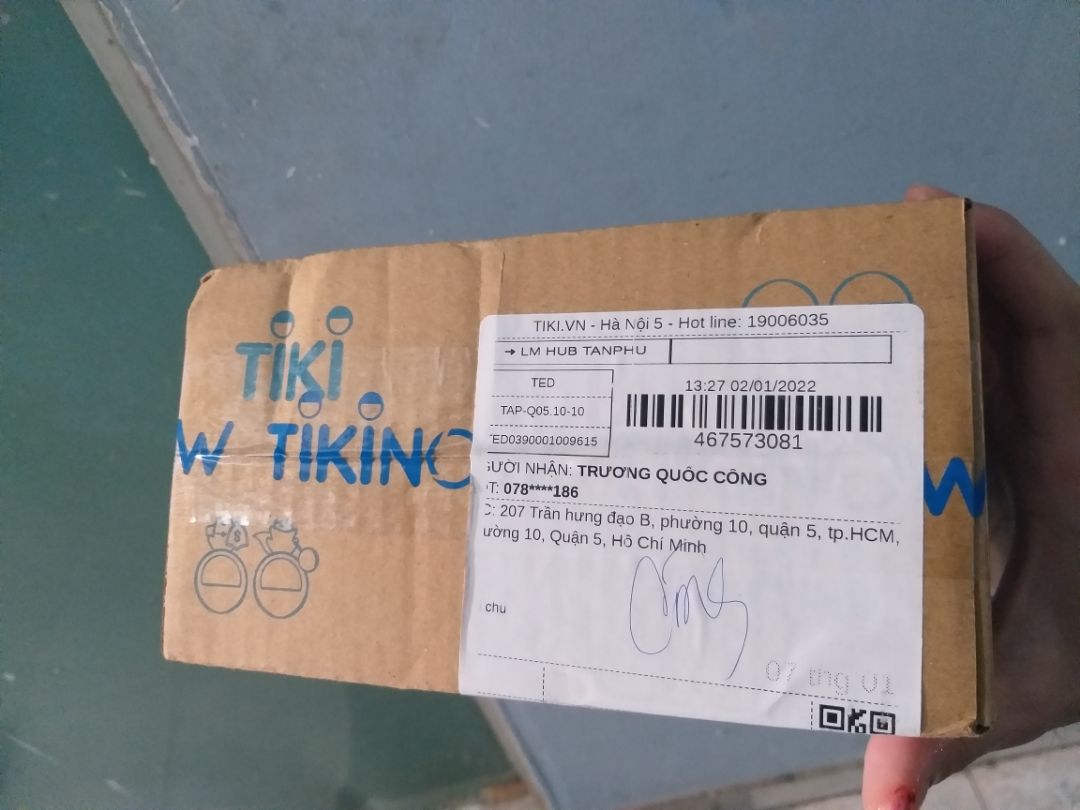 mình từng dùng rồi, lần này mua cho e gái dùng. chuột mới, nhạy, cầm vừa tay con gái (tay con trai như mình (dài độ 26cm) thì cầm hơi nhỏ xíu), còn tem bảo hành, tiếng click chuột hơi vang to (trên gác click chuột mà dưới sàn khó ngủ luôn đấy :( )
Mà k hiểu sao là cùng 1 dòng chuột mà con của mình mua ở Nguyên Vũ store lại nhỏ hơn con này của Tiki trading 😆
Giao hàng cũng khá nhanh