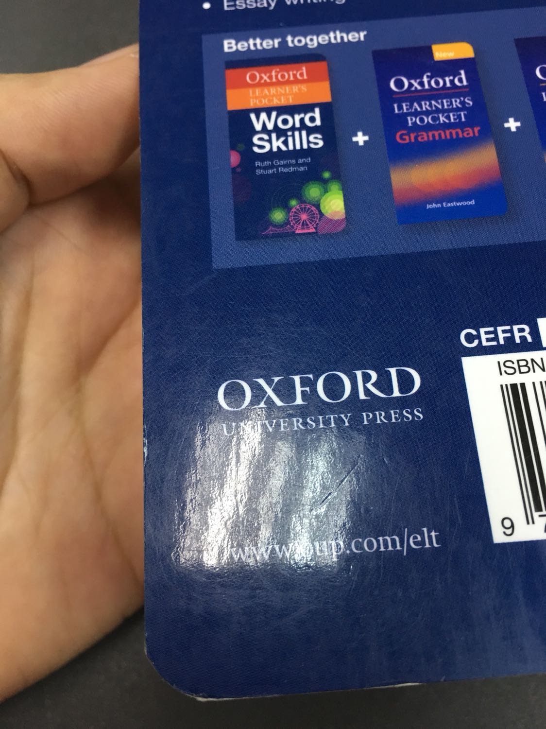 Không hài lòng với ngoại hình của sách này.
Mình tin tưởng nên không xem hàng trước khi nhận.
Mình mở hộp ra xem là cảm giác không biết nói gì.
Bìa sách bị nhăn, cũ, có rất rất nhiều vết trầy cả mặt trước và mặt sau của sách, có bụi bám, mép sách bị bị bong bong ra, bị dơ bám bẩn
Không hiểu đây là sách mới hay có phải là sách trưng bày đã bị nhiều người xem.
Không biết người đóng gói sản phẩm này có nghĩ người nhận sẽ buồn khi nhận được quyển sách không?