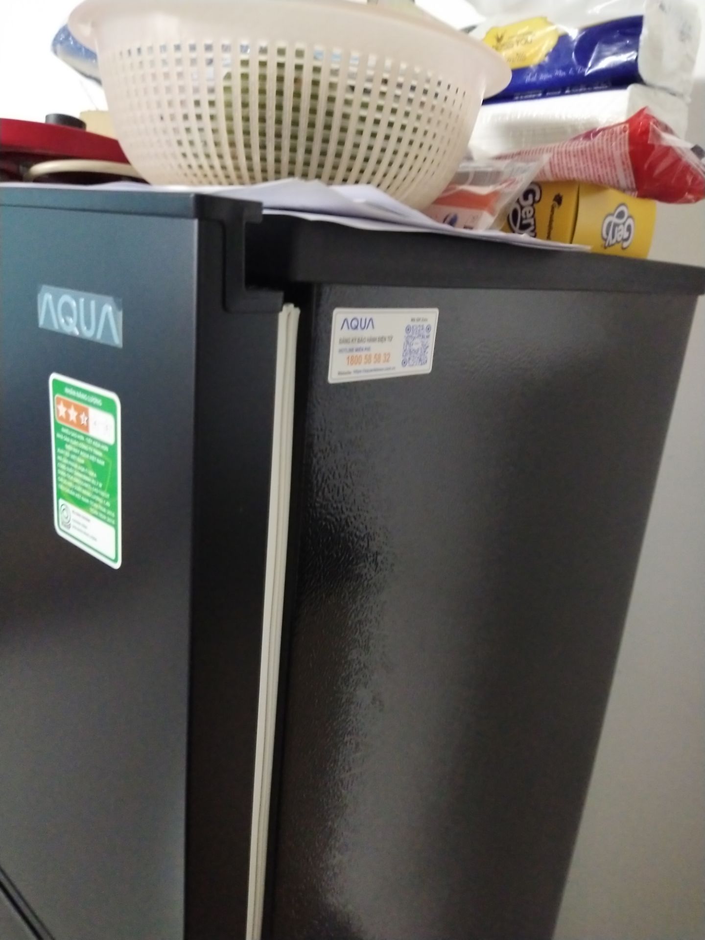 Sản phẩm không có thông tin điện năng tiêu thụ, cần mua gấp nên k thể nhắn tin hỏi tiki được, mua r mới biết mộtnngayf nó tiêu thụ hết 2kí điện, khá tốn điện. Mua hàng black friday nên giá rẻ hơn thị trường, chưa tới 3.3tr. Hàng nhận được bề ngoài đen bóng khá đẹp, lần đâu tiên sử dụng tủ lạnh nhỏ xíu như vậy, bề ngang 46.5cm, cao khoảng 121.5cm. Cửa của ngăn đông có khay khá nhỏ và cạn, nhựa màu trắng, không phải đen như web đăng tải, bên phải tủ có qr code *** bảo hành điện tử, chưa kích hoạt.