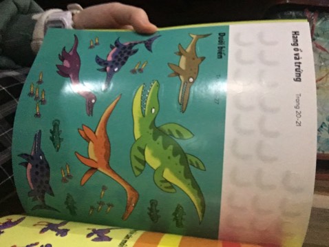 Sách rất dày dặn, nhiều sticker lắm nha 🌻