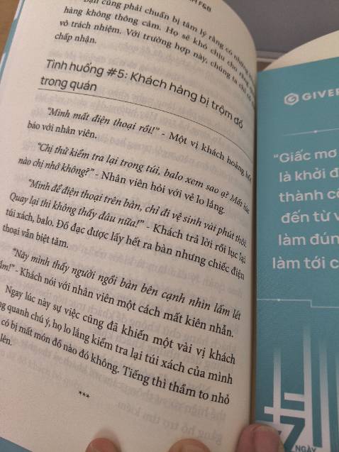 Đúng là kiểu sách được viết bởi người trong nghề, mấy tình huống chạm dễ sợ, kiểu đi đâu cũng gặp mà mỗi chỗ sử lý 1 kiểu. Nói chung đọc xong biết phải làm gì luôn