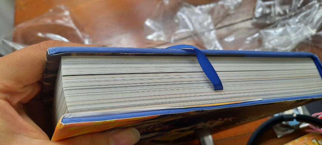 Mình mua hai tập 3 và 4, nhận hàng ngày hôm nay, bên ngoài bìa cứng và bìa rời có dấu hiệu quăn móp, biến dạng, phía mặt trên sách có vết lạ như trong hình, bên trong còn có cảm giác như sắp long ra như trong ảnh chụp. Mình mong tiki có thể xem xét cho mình được đổi sách.