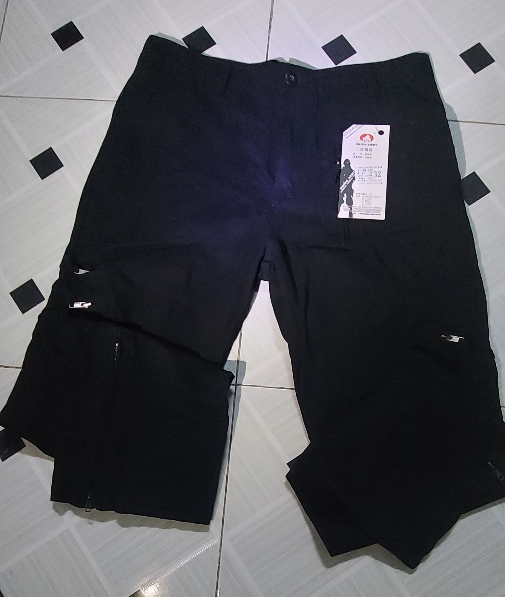 mình mới nhận được quân, giao nhanh quá, kaki giống hình ,vải tốt. mình chưa dùng nên không biết giặt có ra màu không nữa, tuy chưa dùng nhìn vải biết không ra màu.