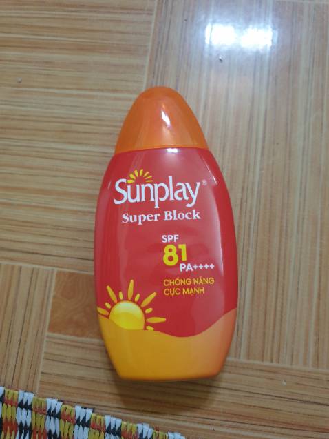 Chỉ số chống nắng cao, bám trên da lâu, với da mình thì ko kích ứng. Tuy nhiên sản phẩm chống nước nên khi tắm mọi người nhớ tắm sạch nhé nếu ko là nổi mụn... Đây là ý kiến cá nhân của mình.