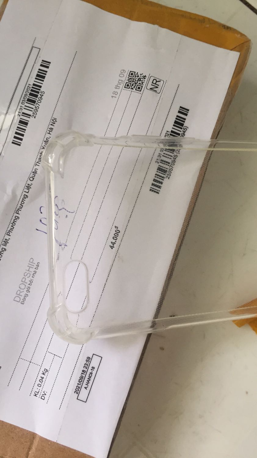 Chất lượng kém, ba via (hình 1) cà vào tay rất khó chịu, phần lỗ cắm tai nghe (hình 2) liên kết gần đứt, nhựa cầm cảm giác rất khó chịu, thay vỏ cũ vào dùng khác biệt hẳn.... Tóm lại là vô cùng tệ.