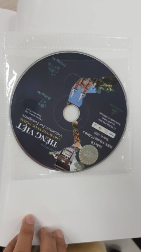 Sách gần 400K mà mỏng dính huhu. Có kèm đĩa CD. Giấy rất dày, in màu bóng bẩy. 
Nội dung bên trong OK. Nhưng ko đáng tiền vì mình mong đợi nội dung tốt hơn cho mức giá này. Nếu kp bạn mình muốn mua sách học tiếng Việt thì mình sẽ kbh mua huhu. Mọi người mua cuốn "Học tiếng việt qua tiếng anh" hay hơn đấy ạ