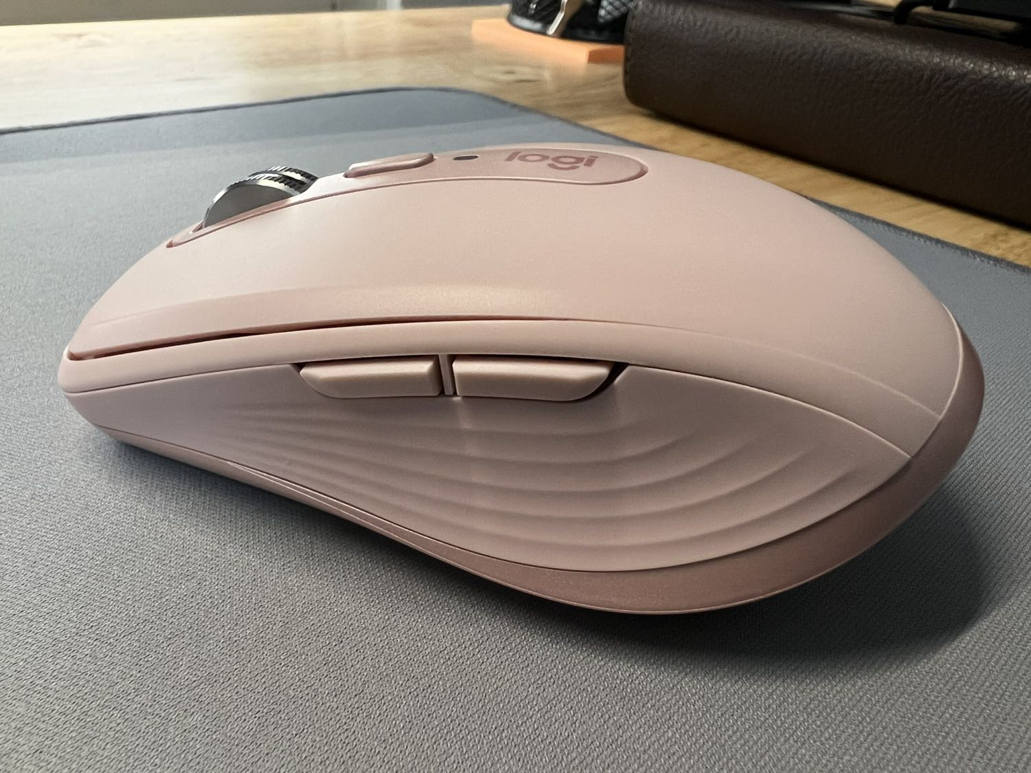 Hàng chuẩn, chính hãng, giá mềm hơn những màu khác nên mua luôn. Mua thay em 2s nên cũng không có gì bỡ ngỡ, cảm giác cầm nắm vẫn quen thuộc, nhẹ hơn 2s một chút, kết nối vẫn đơn giản, nhanh chóng (Bluetooth và reciever), mới mua nên chưa thể đánh giá nhiều hơn.
Tiki đóng gói cẩn thận, giao nhanh.