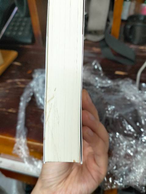 Giao hàng nhanh, nhưng khi nhận sách thì k có bọc gì cả, đóng trong mỗi hộp không. Mình mua sách trên Tiki Trading nhiều lần, cũng biết Tiki Trading bọc k cẩn thận, nhưng chưa lần nào gặp sách bị bẩn thế này.