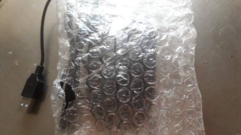 Mua 2 con chuột quang có dây đúng như mẫu, đúng hình, hàng đẹp không trầy xước, có tem bảo hành đàng hoàng. Hàng đóng gói kỹ (có dán dạ quang hàng dễ vỡ), nhân viên giao hàng nhanh, sớm hơn so với dự kiến 1 ngày, nhân viên giao hàng thân thiện. Lần này đã che tên sản phẩm, rất tiện lợi cho khách hàng.