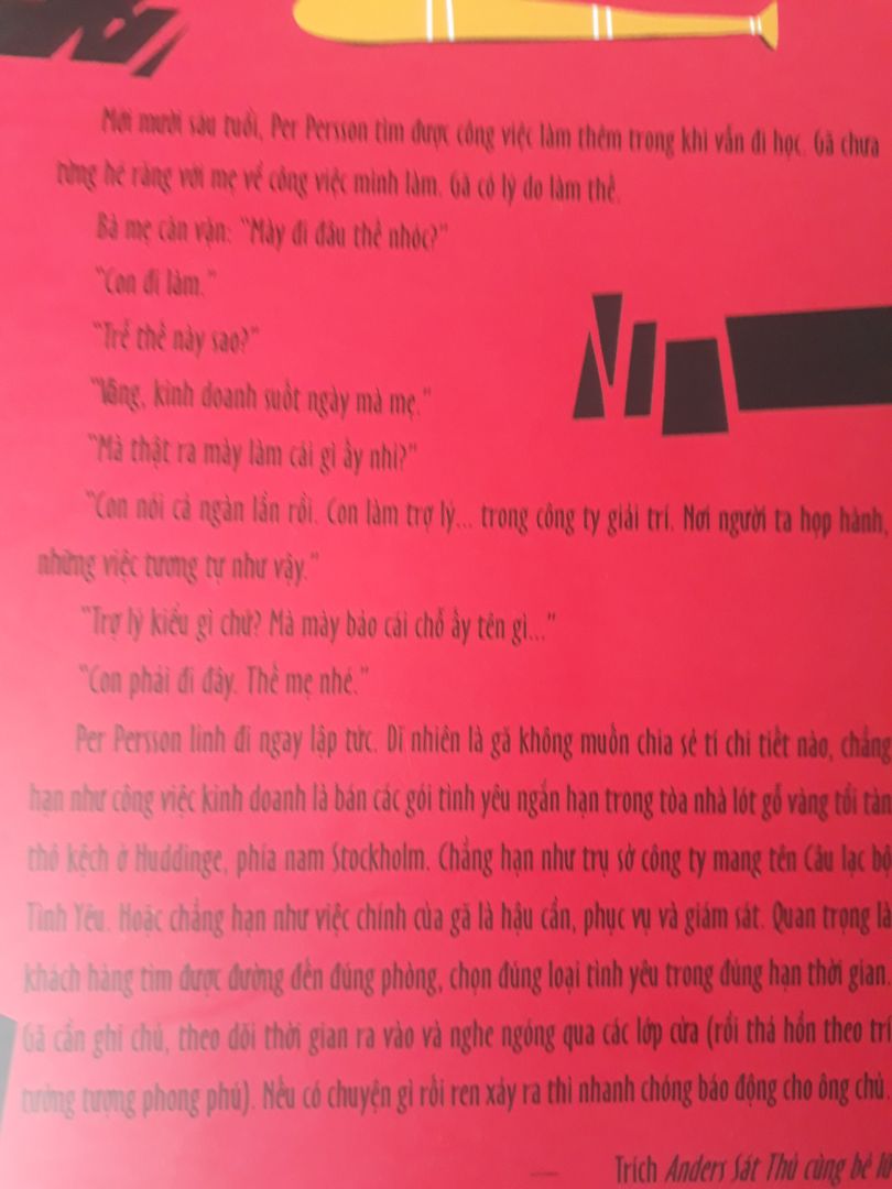 Một cuốn tiểu thuyết tuyệt vời xoay quanh 3 nhân vật chính: anders sát thủ, cô mục sư và tiếp tân per persson. per persson là người muốn giàu có như ông nội của mình, nhưng cuộc sống đếch giống cuộc đời trang trại ko cạch tranh nổi với máy móc nên đã sản vì vậy  persson buộc phải kiếm việc làm ở khắp nơi từ quản lý nhà thổ đến tiếp tân khách sạn hương biển, số tiền kiếm được chỉ đủ trang trải cuộc sống đến khi anh gặp dc vợ tương lai của mình là cô mục sư johanna kjellander đang ngôi 1 mình ở nghế đá công viên, trong cô rất thảm hại bụng thì đói, người thì rách nát len bùn đất, cô mục sư xin gã tiếp tân ổ bánh mì với 2 miến thịt xong khối khi đã cầu nguyện cho anh. sau đó 2 người tâm sự với nhau. Cô bị cha cô ép phải đi tu vì truyền thống gia đình là truyền đạo, vì vậy cô rất vui khi nghe tin cha cô qua đời cô hy vọng địa ngục sẽ dang tay chào đón ông ấy sau bao năm cực khổ, chịu đựng đủ điều và mẹ cô ở trên thiêng đàng cũng vui vẻ lắm. anders sát thủ đang thuê phòng 7 ở khách sạn hương biển sau bao năm nằm ở sau song sắt, hắn vẫn đang kiếm nhờ vào việc đâm thuê chém mướn thế là nữ mục sư cùng bàn bạc với per persson tạo nên mối làm ăn từ tên sát thủ này dĩ nhiên tất đều dc chia tiền công. cả 3 kinh doanh từ đâm thuê chém mướn rồi đến kinh doanh nhà thờ anders rồi sau đó là ông già noel nhưng điều bất ngờ số tiền kiếm được cho các cô nhi viện trẻ em mồ,... vẫn còn nhiều điều thú vị ở phía sau.
Nhân danh cha và con và thánh thần. Amem