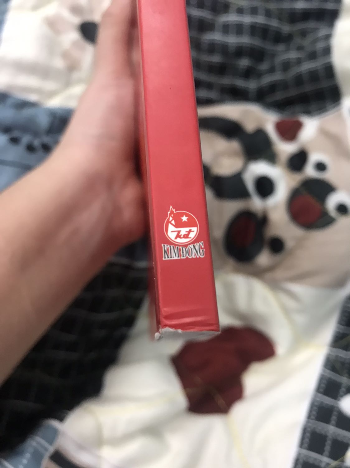 Màu sắc đẹp, chữ to rõ ràng nè! Hơi ít truyện nhưng mà nếu bé thích mình có thể kể đi kể lại hoài ko chán. 
Lời dịch hơi lớn nên các bé mà có đọc thì ba mẹ nên giải thích vài từ khó! 
Mỗi tội di chuyển tới hơn nửa tháng nên gáy bị móp méo rồi