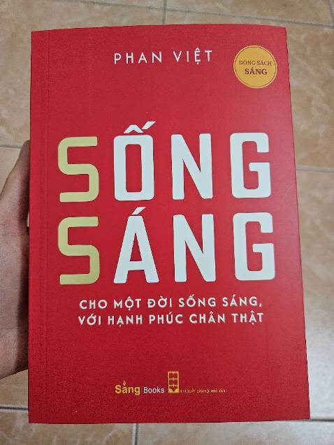 Sách khá dày, hơn 500 trang, nhưng chữ to dễ đọc. Chắc là dày vì thế. Sách gồm những câu hỏi- trả lời và bài viết ngắn - mình đã đọc được khoảng 1/3. Chị Phan Việt viết khá dễ hiểu; tư tưởng chính là xả bỏ để thân tâm trở nên nhẹ nhàng, không sợ hãi, bớt dính mắc, từ đó sống thẳng, thật, trong sáng, mạnh mẽ, sống có kết nối, yêu thương. Một số ý trong đó mình đã nhận ra từ trước nhưng được chị PV viết rõ hơn, viết như khuyến khích, như thúc giục mình hãy mạnh dạn đi con đường đó. Một vài ý thì hơi cao siêu, cần trải nghiệm và chiêm nghiệm. Nói chung mình nghĩ người đọc ở tầng kinh nghiệm nào cũng sẽ thấy một phần mình trong quyển sách này và nhận được những chia sẻ hữu ích từ đó.