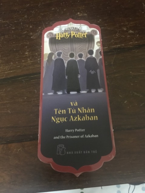 Tiki giao hàng chất lượng với lại chính hãng từ Nhà xuất bản Tuổi trẻ. Sách là tái bản mới của năm 2022 nên mới tinh
Đóng gói cực kì kĩ càng
Nội dung về Harry Potter thì chắc ko cần bàn cãi
Tên bìa từ bạc thay vàng nhìn đẹp và được tặng bookmark