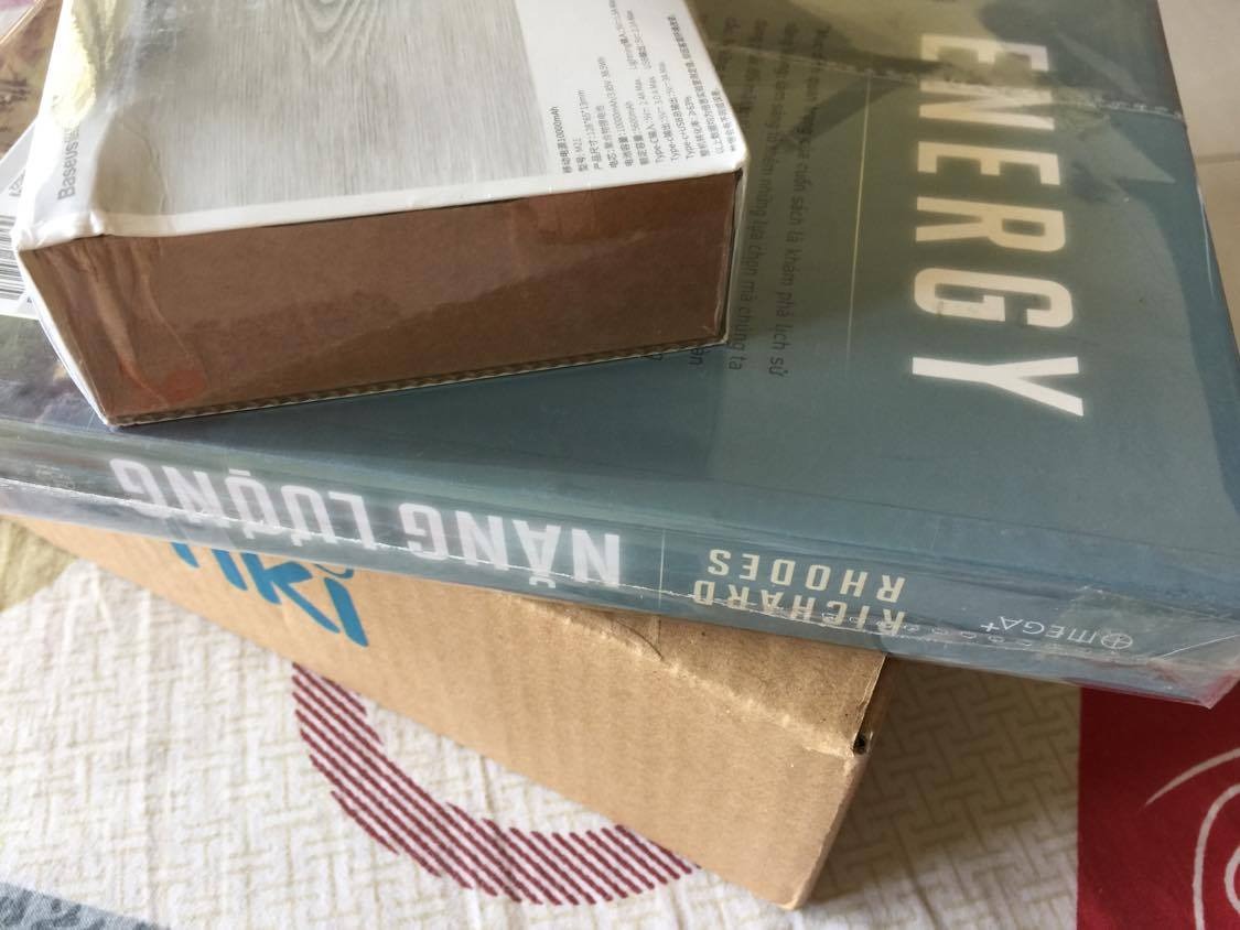 Sách được bao bọc kỹ lưỡng, đóng hộp kín đáo, bảo vệ tốt. Sách mới như lấy từ trên kệ nhà sách xuống