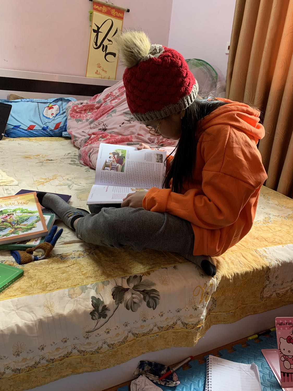 Con gái tôi đã khóc khi đọc cuốn sách này. Nửa đêm tôi tỉnh dậy thấy con đang ngồi khóc dưới sàn nhà và nói: mẹ ơi Ha chi ko chết rồi. Thế rồi tên chú *** ấy đi vào các trang văn của con. Muốn để một đứa trẻ bồi đắp thiện lương cha mẹ hãy cho con đọc sách nhé.