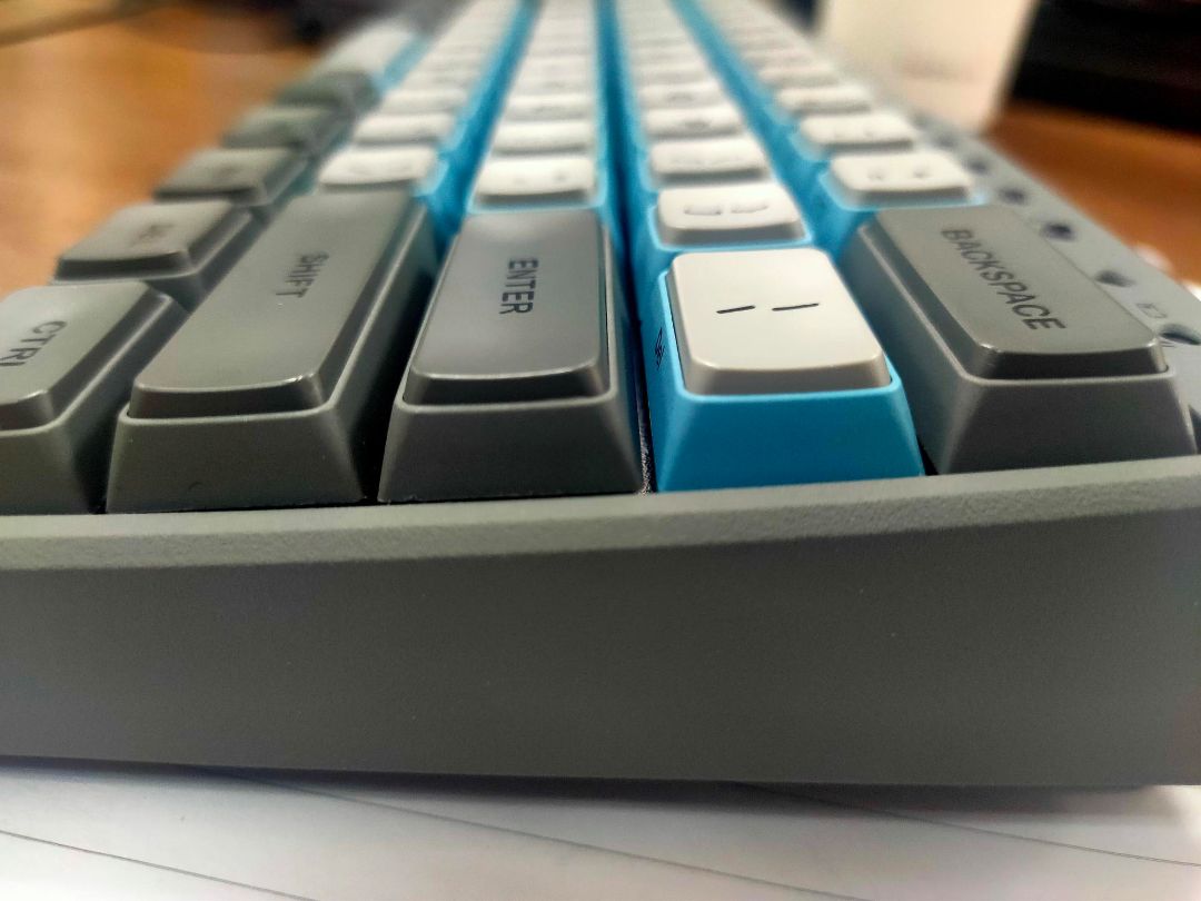 Giao hàng nhanh, shop đóng gói cẩn thận. Sản phẩm tốt từ hộp tới nội dung bên trong. Brown switch lực nhấn đầm, phù hợp với tay mình. Các phím chắc chắn. Âm thanh rất hay. Khả năng tùy chỉnh phím rất tiện, có thể dùng trên Windows, MacOS và cả Android. Nói chung là đáng đồng tiền bát gạo.