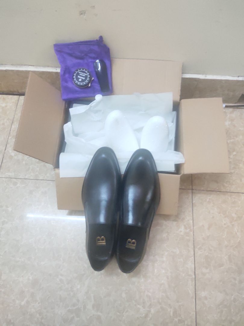 Giầy ổn, dáng giày size 42 gọn không thô, có kèm đót giày, xi, khăn lau. đóng gói ok, giao cũng không lâu. Mong chờ giá tốt hơn chút. Chưa đi lâu nên chưa biết chất lượng da thế nào, có thể sẽ quay lại đánh giá thêm sau.