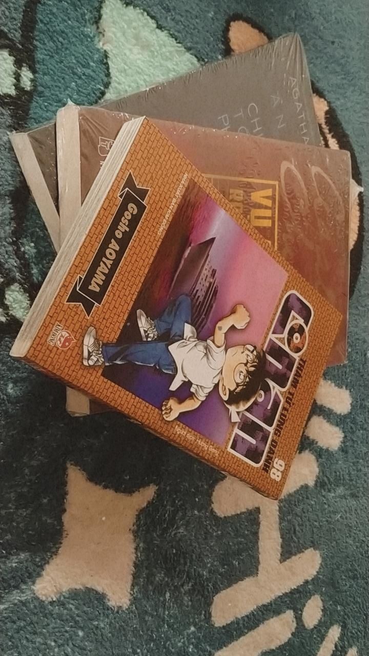 Mình mua ba cuốn sách, trong đó có hai cuốn của Nữ Hoàng Trinh Thám nổi tiếng Agatha Christie, đó chính là cuốn "Án mạng trên chuyến tàu tốc hành Phương Đông" và "Vụ ám sát ông Roger Ackyord", ai đam mêm trinh thám như mình chắc cũng không lạ lẫm gì hai tác phẩm nổi tiếng luôn đứng hàng top này đúng không ạ, vì vậy mà nội dung bên trong không thể bàn cãi mà chỉ có giơ hai ngón cái lên like thôi.FaHaSa là một nhà sách mà mình hết sức hết sức hết sức ×n tin tưởng mà chốt đơn, một phần không chỉ vì uy tín về chất lượng mà còn uy tín về dịch vụ giao hàng. Đơn hàng luôn luôn được bọc một lớp giấy chống sốc (loại mỏng mỏng) và đồng thời hai cuốn sách của Agatha Christie thì được bọc nguyên lớp nilong. Không nói nhiều, chỉ có thể nói hai câu sau: 
Về sản phẩm: 10/10
Về dịch vụ: 10/10
Lần này quả thật Tiki đã giúp mình có được trải nghiệm có: Một đơn sách 0₫