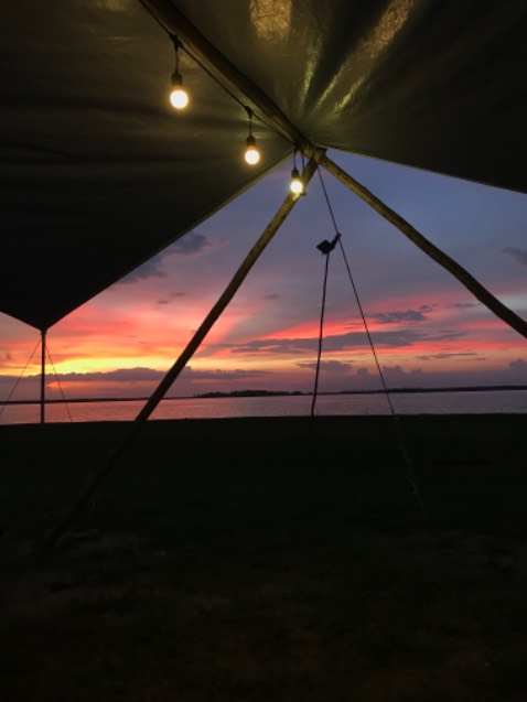 Về hình thức: 10/10 ko bàn cãi
Về nội dung: có lẽ không hợp gu mình lắm. Phần đầu thì các tình tiết hấp dẫn hơn, sau này miêu tả cảnh paris và suy nghĩ của nhân vật nhiều. Mình ko thích cốt truyện lắm do ko nghĩ nhân trong này là ng thứ ba. Nói chung là tuỳ cảm nhận nha, mn cân nhắc