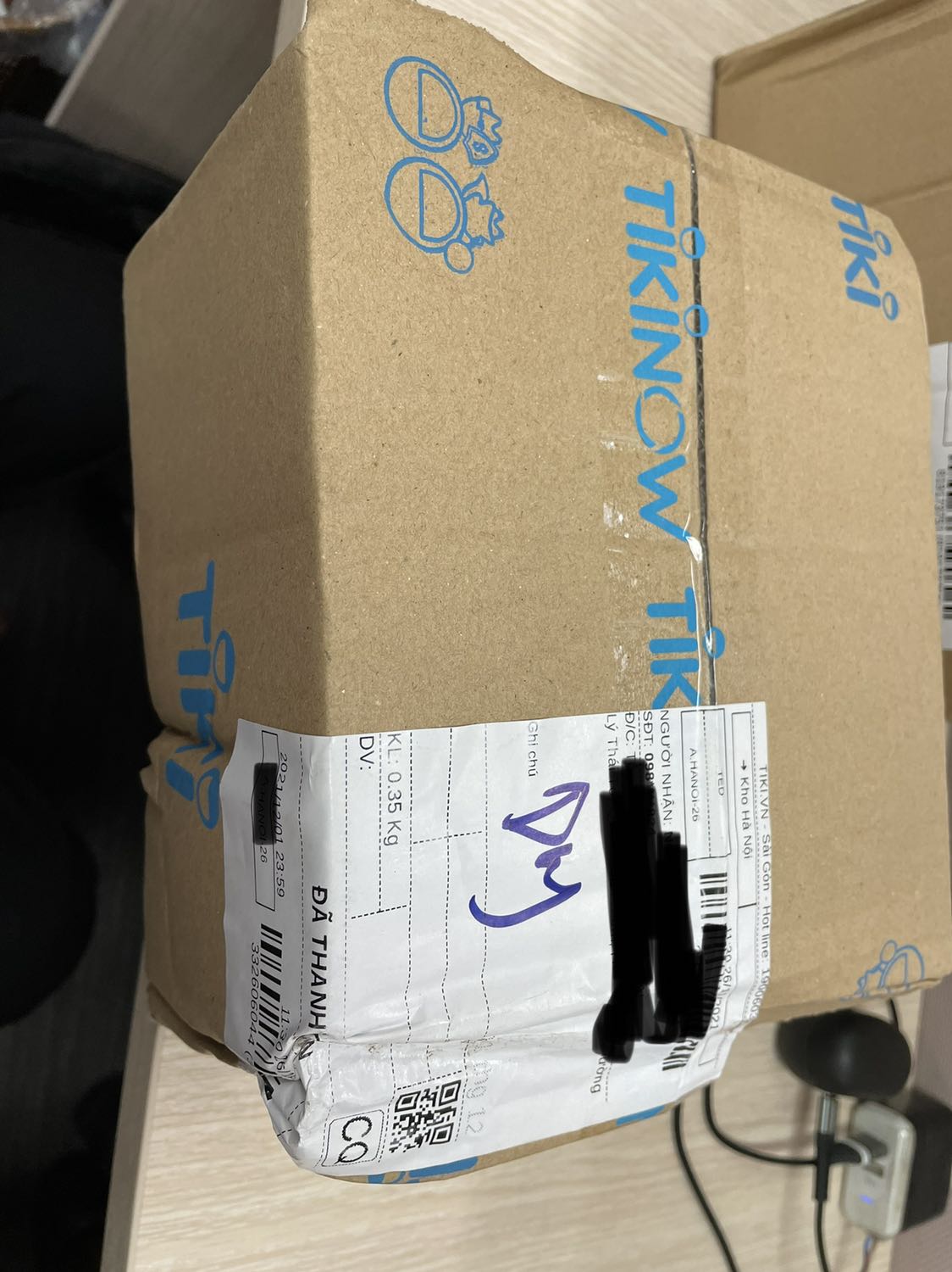 Hàng vận chuyển bị móp méo, ko còn nguyên vẹn. Đơn vị vận chuyển ko cẩn thận. May hàng bên trong có hộp bọc nên ko bị ảnh hưởng nhiều. Nhìn chung ko hài lòng về đơn này vì bên vận chuyển