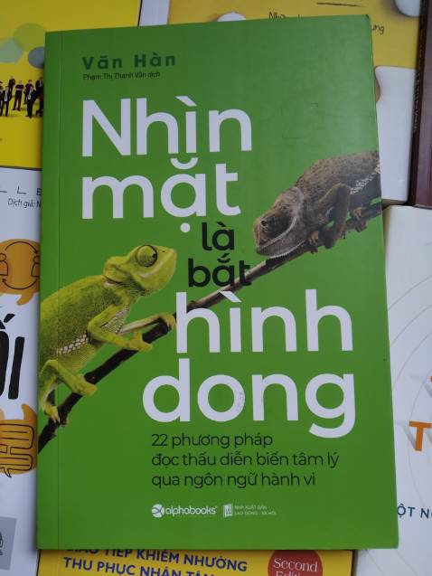 Tác giả đưa ra phán đoán về người đối diện thông qua phân tích các biểu hiện, hành vi. Một số mình thấy khá ổn, tuy nhiên một số chỉ nên tham khảo, vd: coi chữ viết đoán tính cách!?
Lưu ý là tác giả phân tích trên từng hành vi riêng biệt, vì vậy việc phán đoán có thể sẽ không chính xác trên thực tế nếu chỉ dùng một chi tiết này, chúng ta nên kết hợp nhiều yếu tố khác nhau để đưa ra nhận định về người khác.
Thực tế chắc không đơn giản như sách nhưng mình nghĩ các nội dung được nêu ra cũng gợi ý cho mình biết nên để ý thêm điều gì trong mối quan hệ với người khác chứ không chỉ là lời nói thông thường.
Các ví dụ đôi khi cũng hơi chưng hửng, giống kiểu sách "hạt giống tâm hồn" nhưng nếu không quá khó tính thì mình nghĩ ko thành vấn đề.
Ngoài lề, cuốn này ghi tác giả là Văn Hàn, nhưng nội dung kha khá giống cuốn "Giải mã hành vi, bắt gọn tâm lý" (cùng dịch giả, tác giả Lộc Dã). Mình mua cả 2 cuốn và xem sơ qua thì thấy cùng bố cục, có những đoạn giống nhau y đúc!? Không biết cùng tác giả hay không? Nếu vậy sao không để cùng tên? Nói chung là hơi khó hiểu. Các bạn quan tâm thì nên mua trước 1 cuốn, thích thì mua cuốn còn lại cũng ko muộn.