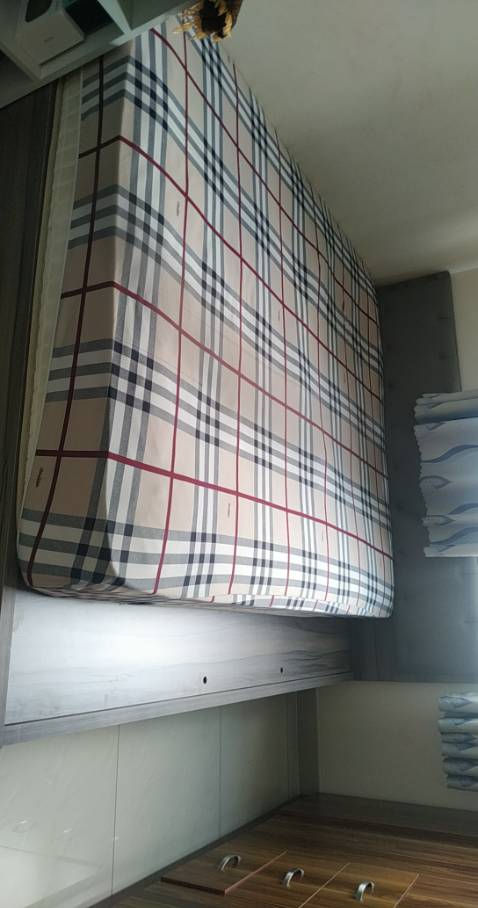 5* cho giao hàng rất nhanh, đặt xong có chát với Shop nhờ giao sớm và chỉ sau 2 ngày đã nhận giường
5* cho nhân viên lắp đặt và giao hàng, dễ thương, lịch sự, làm việc nhanh gọn và kỹ càng.
5* cho sản phẩm, đẹp, chắc chắn và ko bị chênh hay lệch chi tiết nào. Chỉ có là hơi có mùi sơn nhưng vài bữa sẽ hết.
Còn về lâu dài thì cần trải nghiệm thêm.