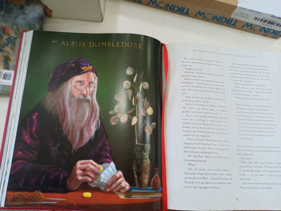 Mình đã mua tập 2 và 3, giờ tậu được e này đúng đợt sales mạnh cũng hơi lo về chất lượng. Tuy nhiên khi nhận được sách thì ưng quá là ưng luôn ấy. ? Quyển này mùi sách thơm nhẹ, không bị hắc như tập 3, hình ảnh thì sinh động, cầm chắc tay, sang trọng. Mình cứ ôm lấy quyển sách rồi hít hít say mê y hệt như mấy ông nghiện mà vớ được cần sa ấy. ?