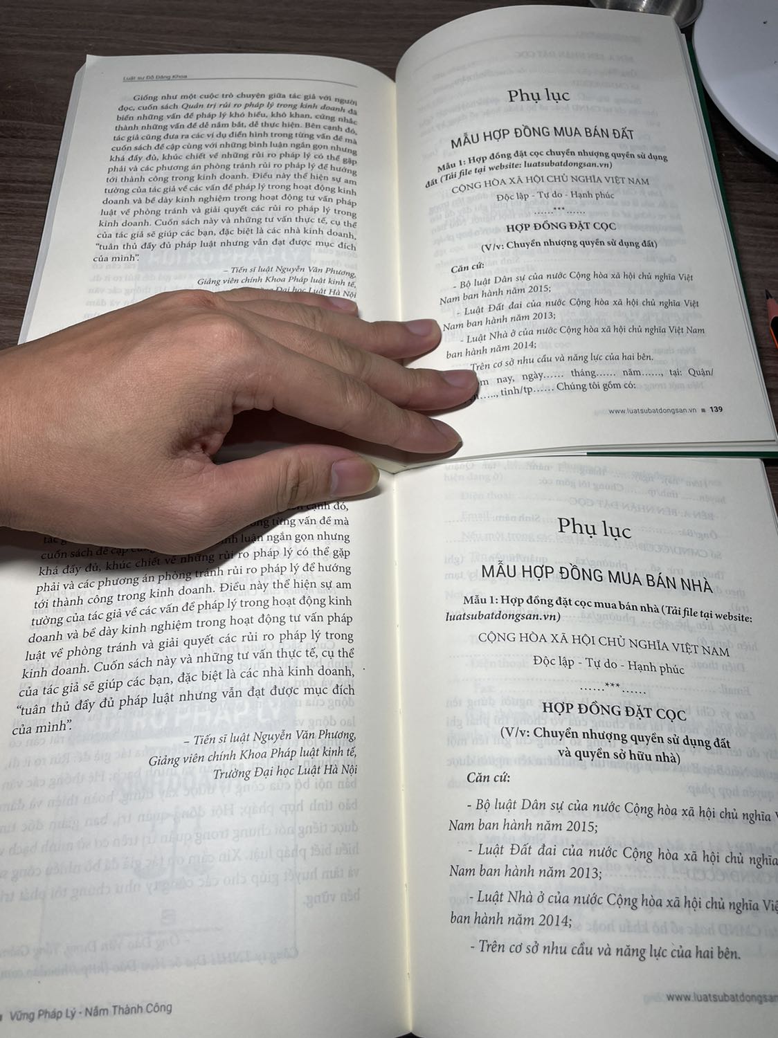 Mình đã mua và đọc hết cả 2 cuốn sách của tác giả và nhận xét như sau: 
1. Sách có nhiều nội dung hữu ích. Nhiều câu chuyện thực tế.
2. Quá nhiều nội dung lập lại của 2 cuốn sách, nên cho chung vào 1 quyển thì tốt hơn. Thay vì phải mua 2 quyển với giá tương đối cao. 
3. Tác giả chỉ cần cung cấp cái link file mềm mẫu HĐ đặt cọc, mua bán, chuyển nhượng .... (Phụ lục) thay vì in ấn vào trong sách tốn giấy.