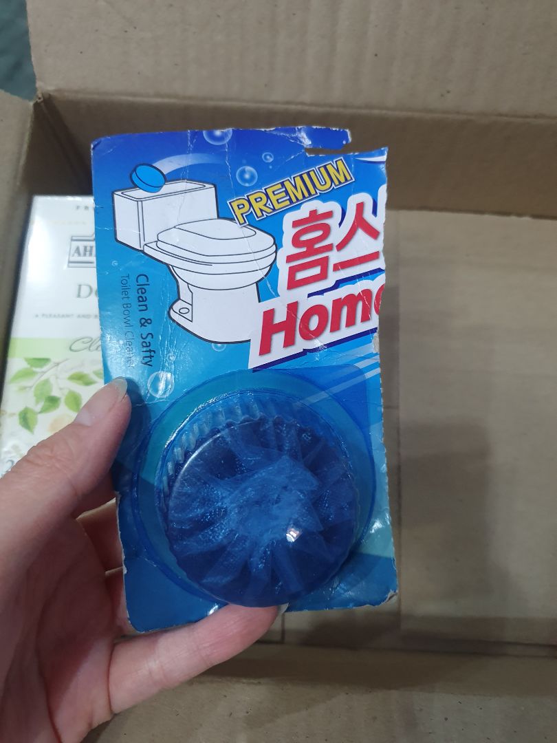 Mình đặt hàng tiki rất nhiều lần. Nhưng lần đầu tiên mình gặp trường hợp hàng bị xé ra như vậy. Một vỉ hai viên, nhưng mở hàng ra chỉ có như thế này cùng những món khác. Thậm chí hôm nay cũng không có hóa đơn được in ra kèm theo như mọi khi.