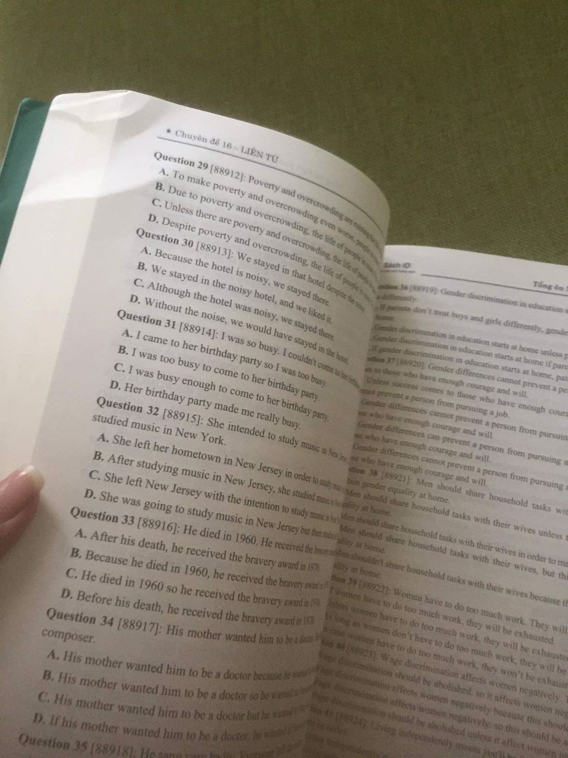 Chờ mòn mỏi mà quyển sách giao đến cong, gãy tùm lum buồn ghê luôn. Không có bọc bong bóng cho sách gì hết luôn.
Mà sách dày, bài tập rất nhiều làm đã tay luôn nha. Trình bày đơn giản, dễ hiểu nè. Chưa học mà thấy mọi người khen quyển này nhiều quá nên mua, mong là mình sẽ đủ quyết tâm làm xong quyển này. ❤️