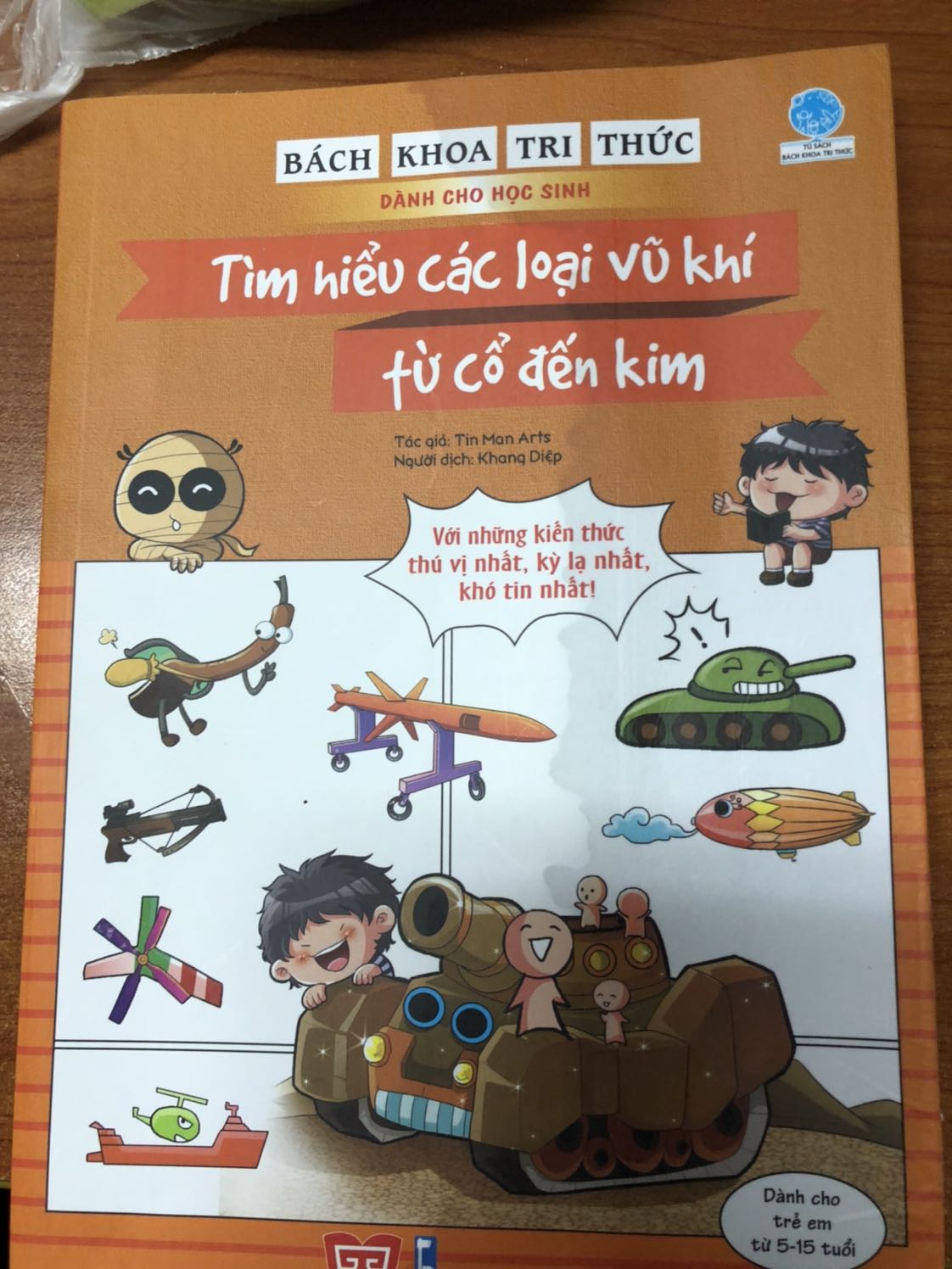 Sách giao bị ướt như rơi vào nước vậy. Mong tiki xem lại cách đóng và bảo quản hàng