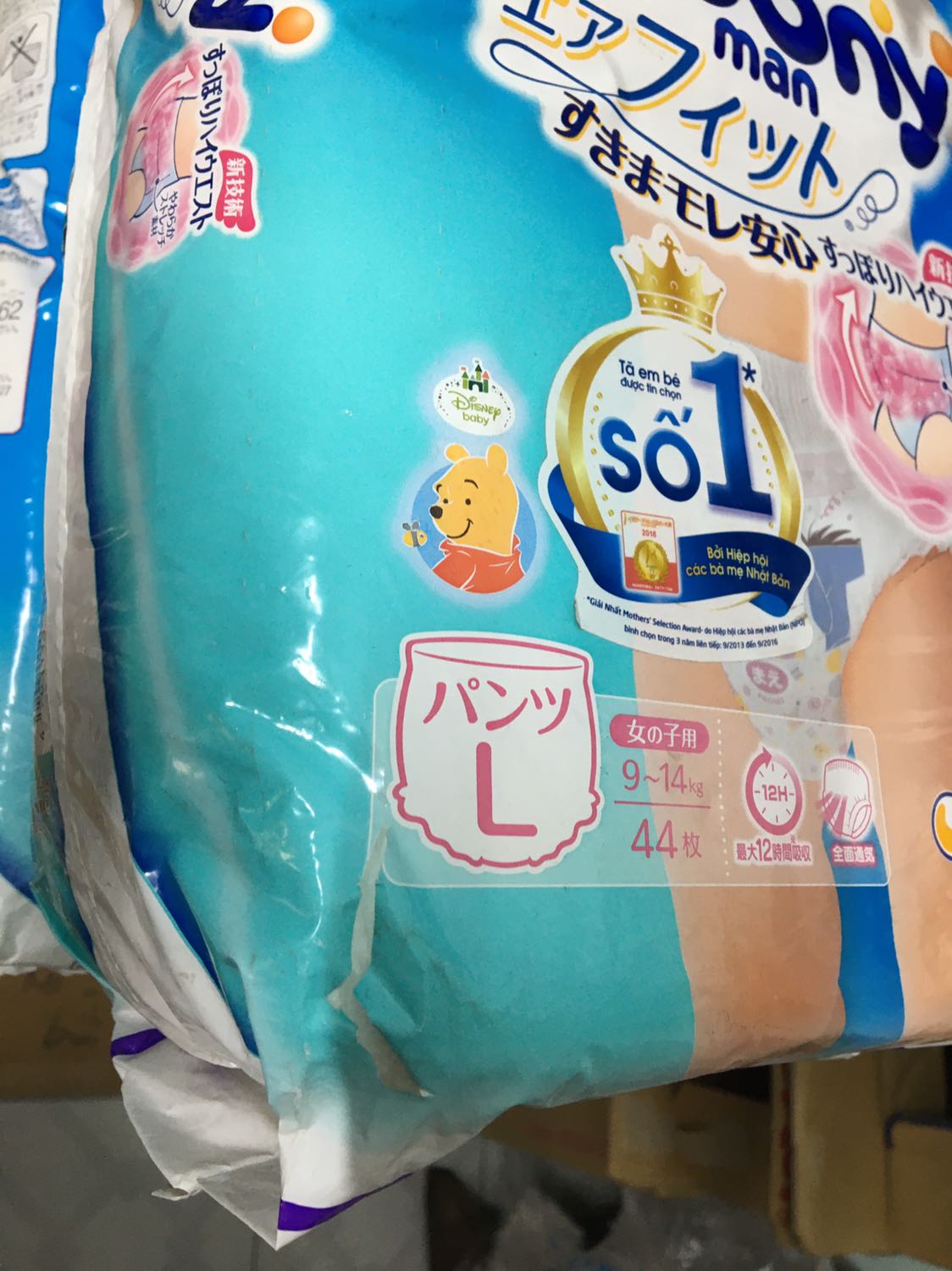 Là một TNDT lớn.  chất lượng ngày càng đi xuống. Đầu năm đi mua hàng thì giao hàng rất bẩn và rách cho khách. tiki nên xem lại kho hàng và mắt của bạn quản lý và bạn gói hàng. Hàng như vậy mà đi giao cho khách. Không có thì hẹn khách, chứ sao lại giao như vầy. Mà đã gặp rát nhiều lần về hàng hoá dơ và rách tại Tiki