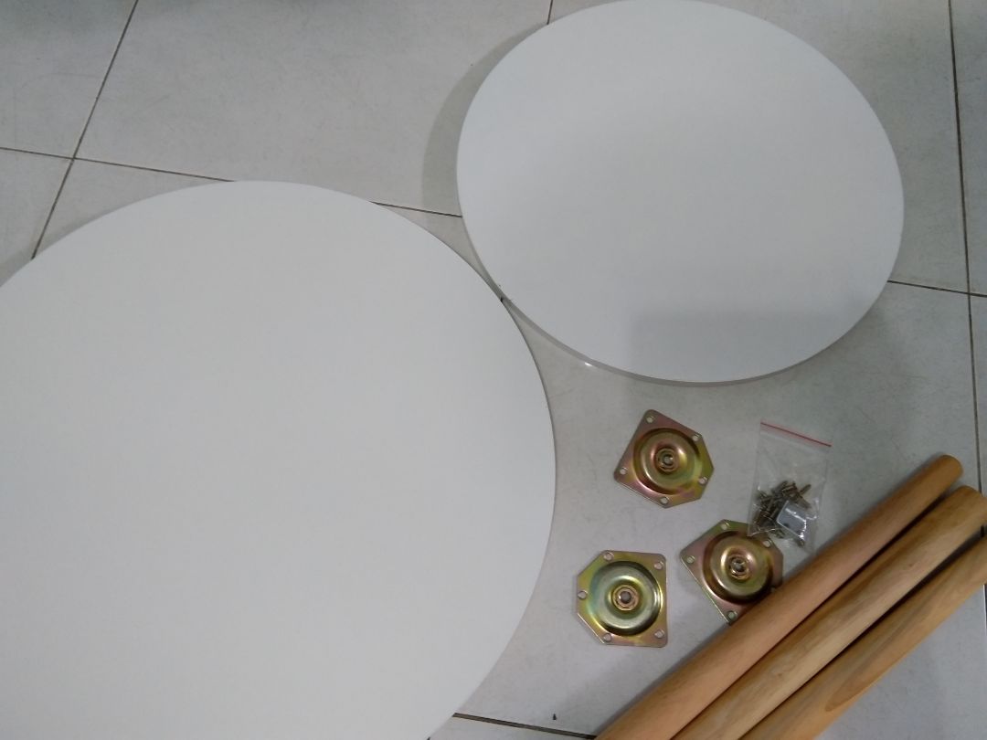 Iga đóng gói cẩn thận, phụ kiện đầy đủ. Dễ lắp ráp theo vị trí định sẵn bằng tua vít, ko cần máy khoan nhé. Tầng dưới mình phải lấy bút màu làm dấu để bắt vít chuẩn hơn. Mua chung với ghế, ngẫu nhiên nhưng vô cùng hợp luôn. Cảm ơn tiki. Iga đóng gói cẩn thận, phụ kiện đầy đủ. Dễ lắp ráp theo vị trí định sẵn bằng tua vít, ko cần máy khoan nhé. Tầng dưới mình phải lấy bút màu làm dấu để bắt vít chuẩn hơn. Mua chung với ghế, ngẫu nhiên nhưng vô cùng hợp luôn. Cảm ơn tiki.