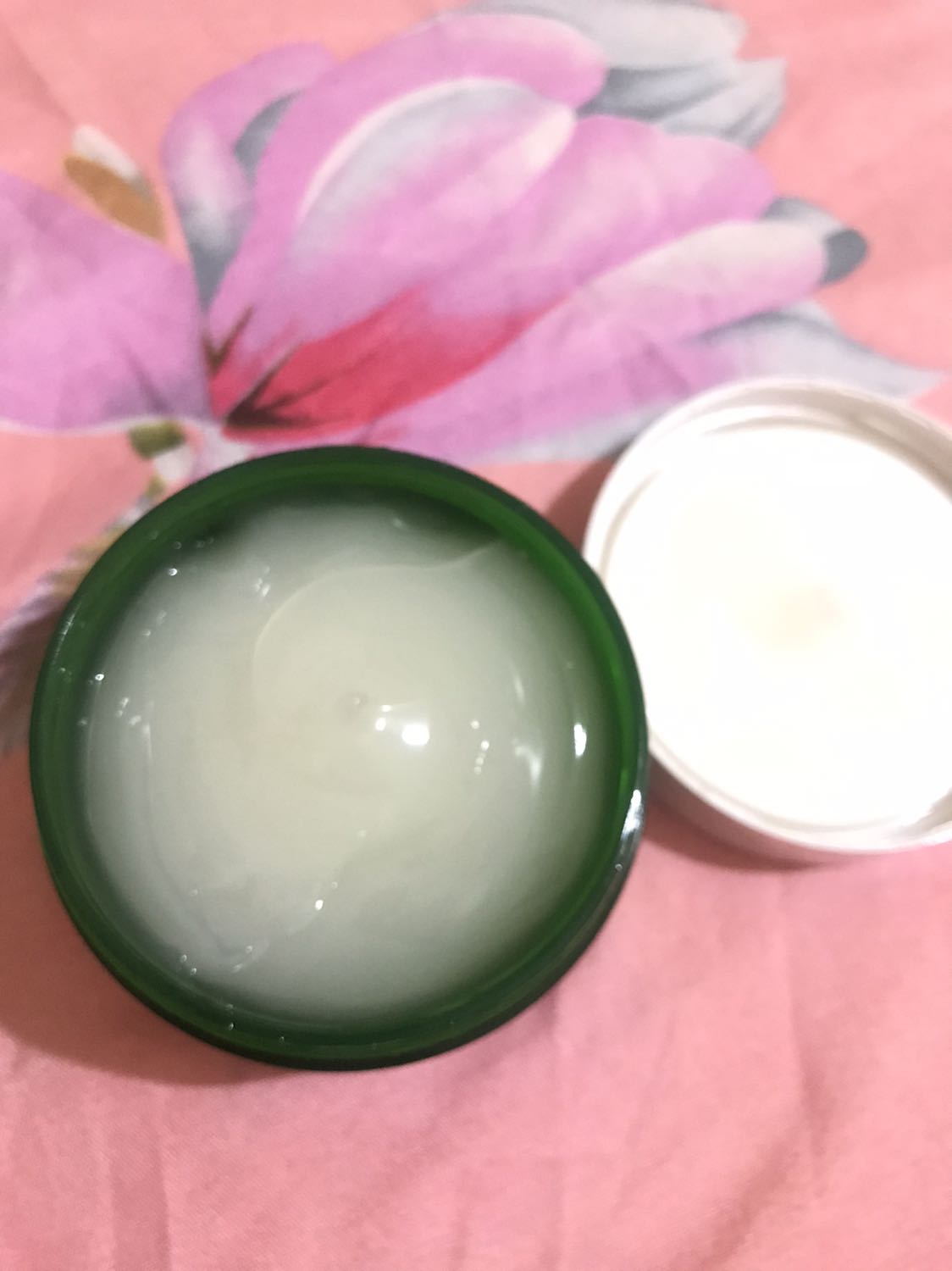 Mình mua qua tiki trading, hộp 80g vô cùng nhiều, chất kem trong nhẹ, thơm the mát mùi tràm trà. Mình da dầu dùng mới dùng thấy rất oki?