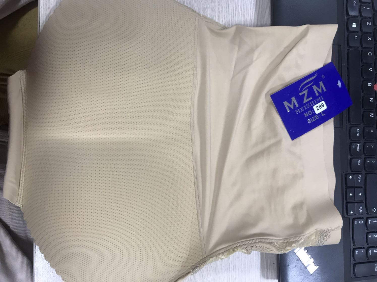 51kg mặc L mí vừa, mặc ôm và nâng mông vừa vừa.