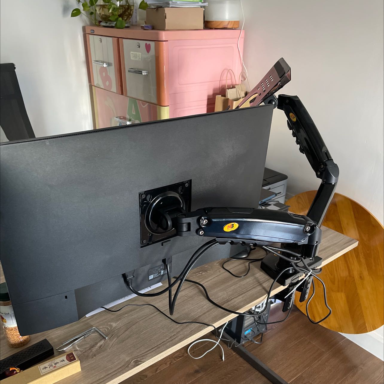 Tay gắn chắc, nhạy, dễ thao tác. Cần cho những bạn dùng 2 màn hình. Đáng mua