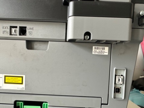 Sản phẩm đã khui ra và trên cỏ máy có rất nhiều vết dơ. Thùng cũng đã dán lại. Ko đồng ý và yêu cầu đổi máy nguyên đai nguyên kiện