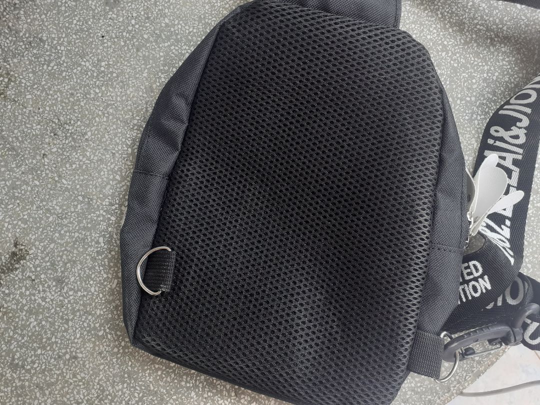 Túi nhỏ hơn rất nhiều so vs trong hình, túi hình vuông chứ ko kiểu thuôn dài như trong hình.
Nhìn chung thì cũng đc, chất liệu cũng ok. Tuy giá đi đôi vs chất lượng nhưng mong shop để hình đúng vs mặt hàng, đùng để hình 1 đằng bán 1 nẻo.