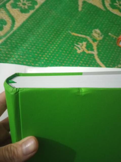 Về kiến thức trong sách thì không bàn đến , nhưng cách vận chuyển hàng quá kém , để hàng bị móp biến dạng bìa là điều không thể vì , quyển sách chính hãng nó khác quyển sách lậu là ở khâu chất lượng , nhưng khi giao đến tay người dùng thì chất lượng nó bị giảm , thì nó không khác sách lậu là mấy , nên xem xét lại quy trình bảo quản và vận chuyển hàng , thân gửi , mong được phản hồi từ shop