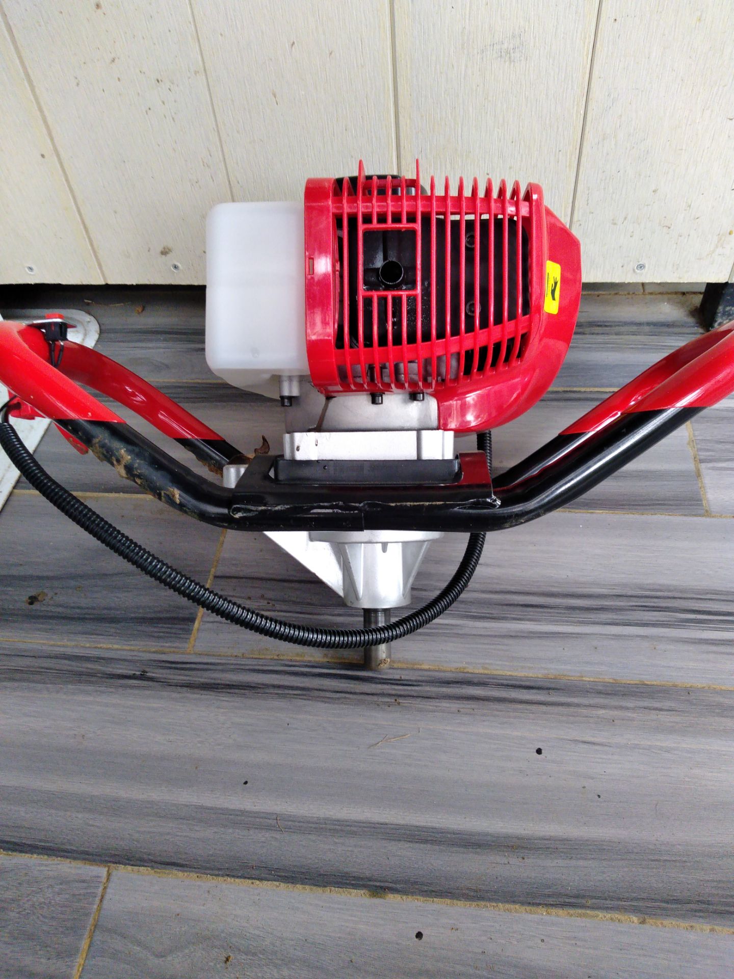 Đóng gói cẩn thận, đầy đủ máy, lưỡi khoan to như quảng cáo, giao hàng Best trước hẹn 2 ngày, chỉ việc cắm 2 đầu dây điện, đổ xăng pha 25:1 và chạy rodda. Hài lòng