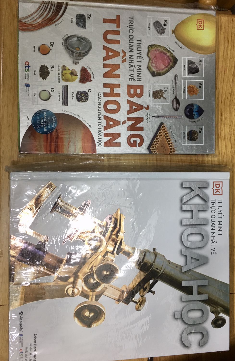 Mình đã mua nhiều lần ở Tiki và rất hài lòng về cách đóng gói cẩn thận, giao hàng nhanh chóng và bảo quản kỹ, sạch sẽ lẫn giá cả phù hợp và nhiều ưu đãi, mã giảm giá. 
(Lần nào mua sách cũng được lãi thêm cuộn giấy cartoon gói đồ nè!)
Mình sẽ tiếp tục ủng hộ Tiki!