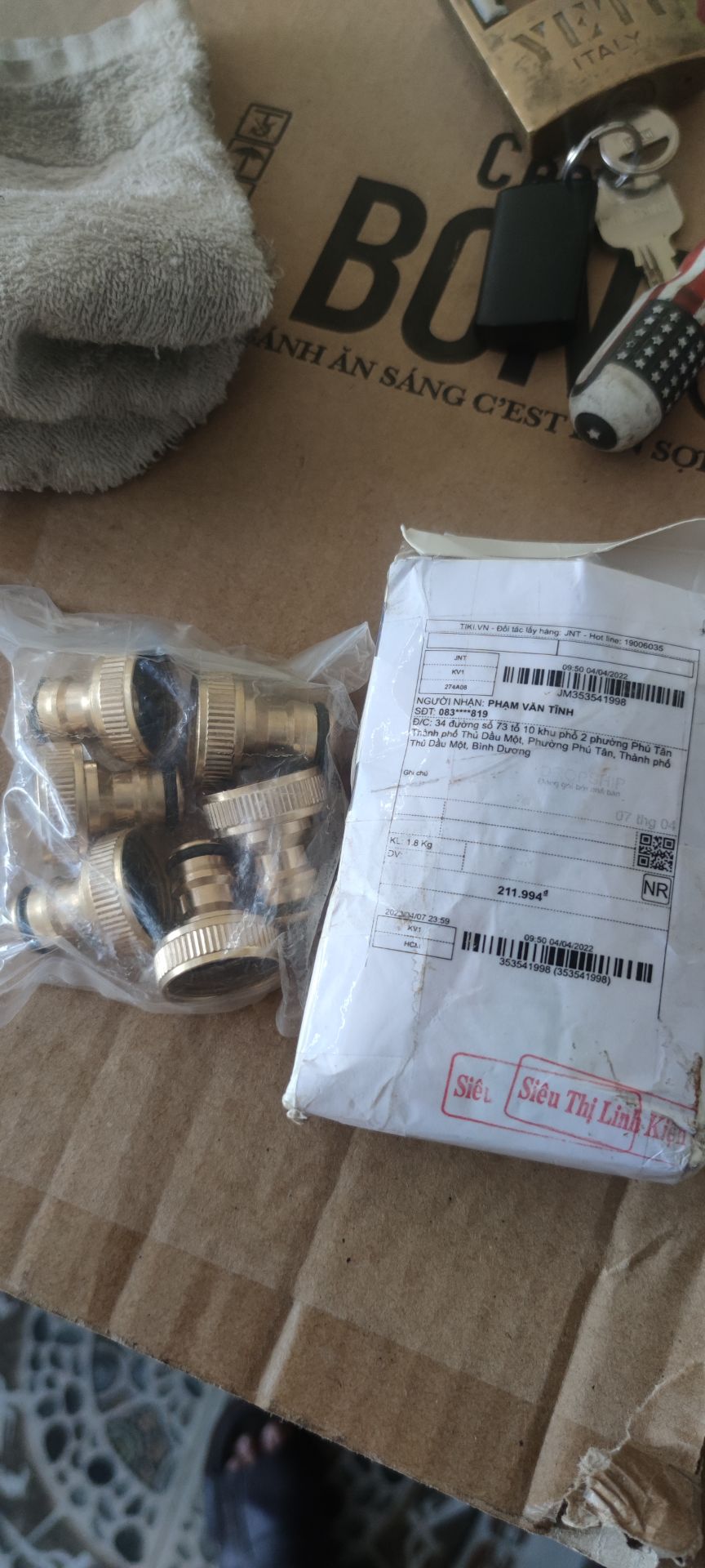 Quảng cáo thì 1bộ có một đầu khớp nối đực và một đầu cái . nhưng khi nhận chỉ có đầu đực còn đầu cái không có . vậy thì đầu đực khớp vào đâu để xài được hả shop. Đề nghị liên hệ lại với tôi và gửi ngay và luôn 5 khớp nối (đầu cái ) cho tôi .