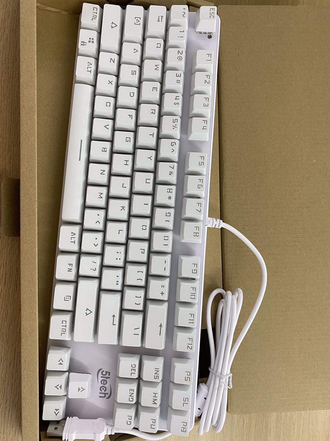 Đúng chuẩn bàn phím cơ luôn nhé, Model Blue Switch tôi rất thích, phím kêu đã tai rất phê. Chơi mất thể loại game Moca hay Liên minh, Moba thì bao phê luôn, k có độ trễ nha, bấm tổ hợp 1 lúc nhiều phím vẫn khá nhạy. 
Kiểu khắc chữ đậm, đèn led đẹp, hiệu ứng thay đổi được nhé. Đúng chuẩn bàn phím cơ luôn nhé, Model Blue Switch tôi rất thích, phím kêu đã tai rất phê. Chơi mất thể loại game Moca hay Liên minh, Moba thì bao phê luôn, k có độ trễ nha, bấm tổ hợp 1 lúc nhiều phím vẫn khá nhạy. 
Kiểu khắc chữ đậm, đèn led đẹp, hiệu ứng thay đổi được nhé.