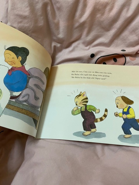 bé con nhà mình rất chăm chú nghe mẹ đọc, con rất thích ehon