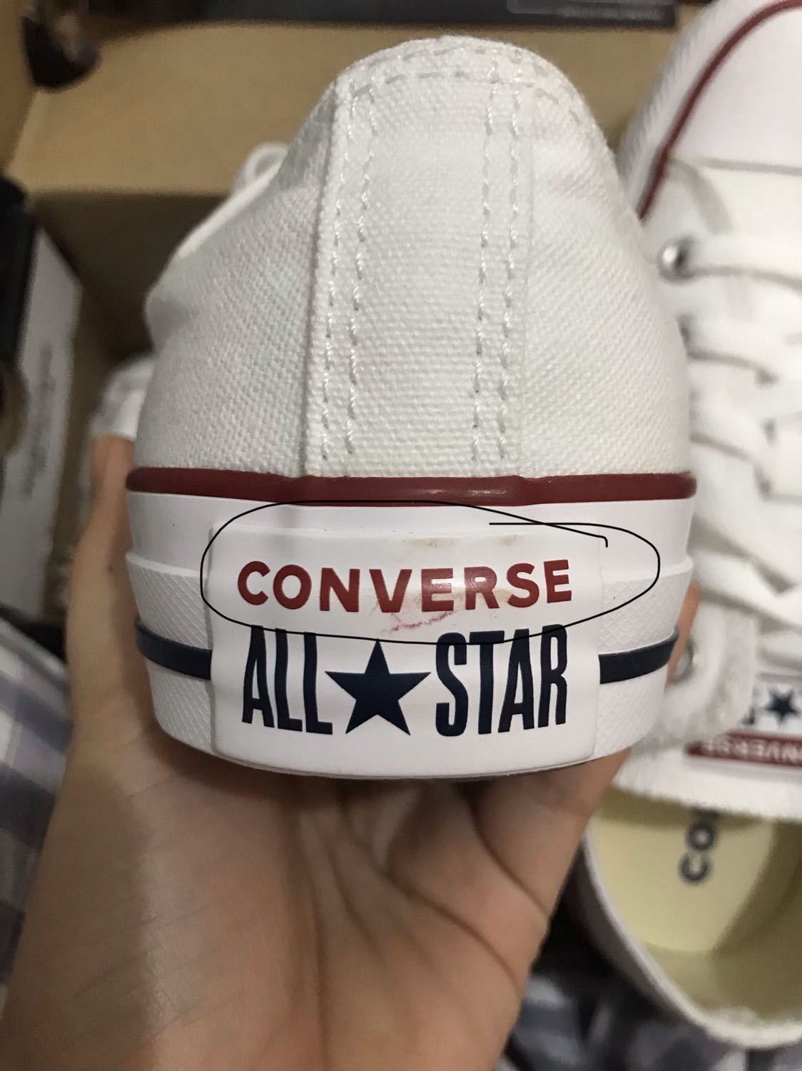 Không biết bên vận chuyển thế nào mà khi giao cho mình hộp đã mở ra rồi. Giày thấy ko giống trong ảnh nên mình kb đánh giá thế nào luôn. Sợ mua phải hàng ko chính hãng vì giày của mình ko có mác treo ở giày luôn