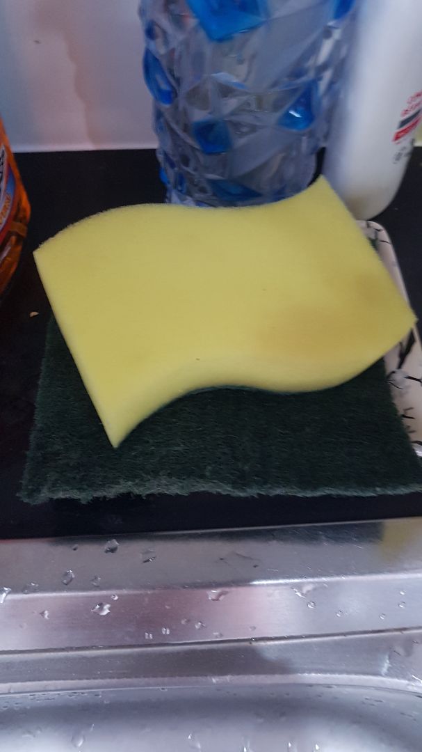 Rẻ. Thiết kế đẹp.
Nhưng miếng kim loại quá cứng nên không thể chùi rửa đũa, muỗng, các bề mặt cong hoặc vật nhỏ. 
Vì cứng nên không thể tạo bọt.
Chà mạnh tay chút sẽ bị bung rời ra các bộ phận. Nên sau khi dùng 1 lần mình đã vứt bỏ vì quá bất tiện.