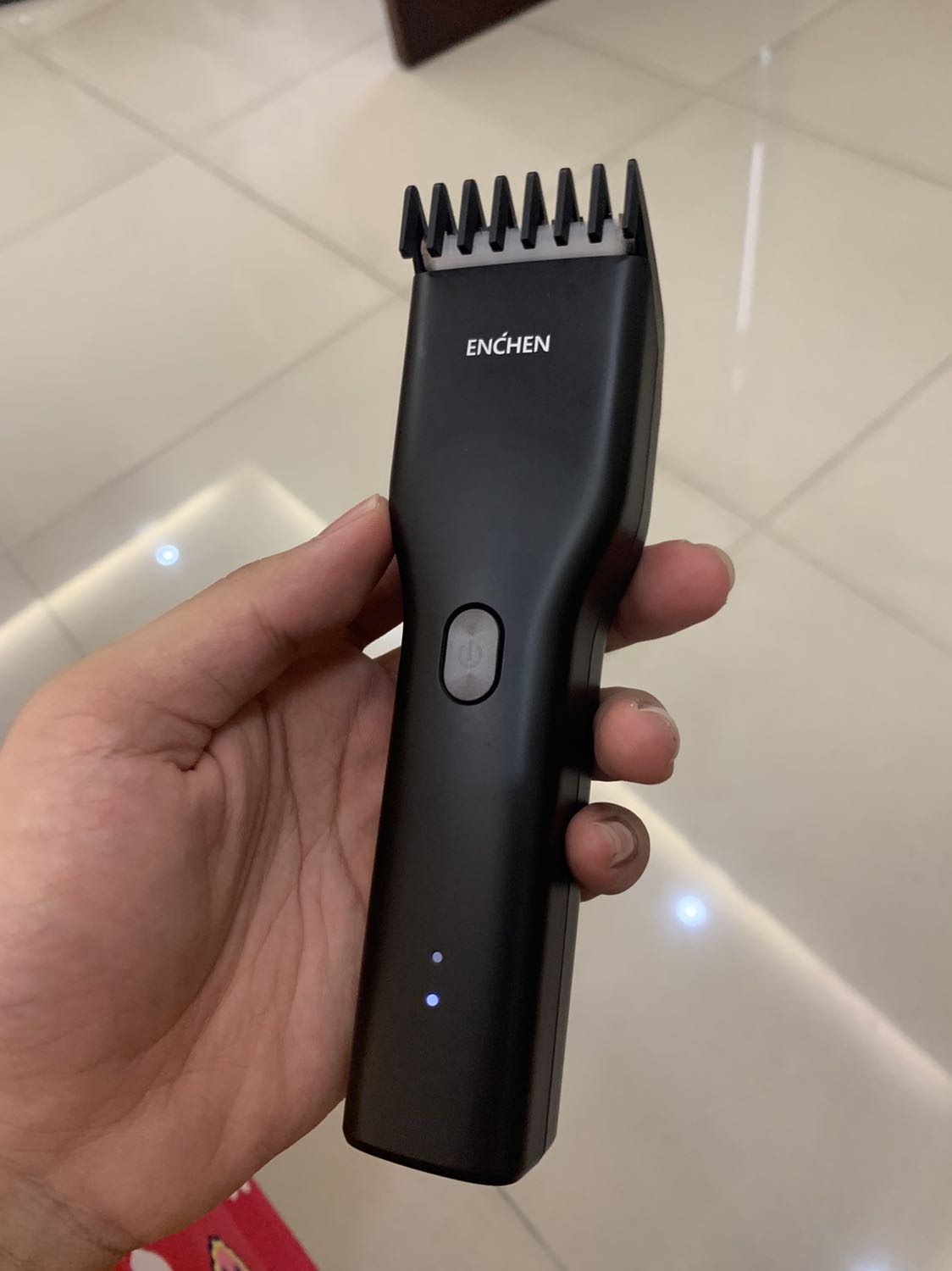 Sản phẩm dùng chất lượng rất chi là ok.Nó thông minh hơn cắt tóc thông thường,giá quá rẻ,bth dịch cắt 50k 1 người,giờ cắt 4người bằng giá cái máy nên mua cái máy cho rẻ mn ạ.Dùng được nhiều tiện dụng vô cùng luôn,dễ vệ sinh,rất bền và khó hỏng.11/10 nhé