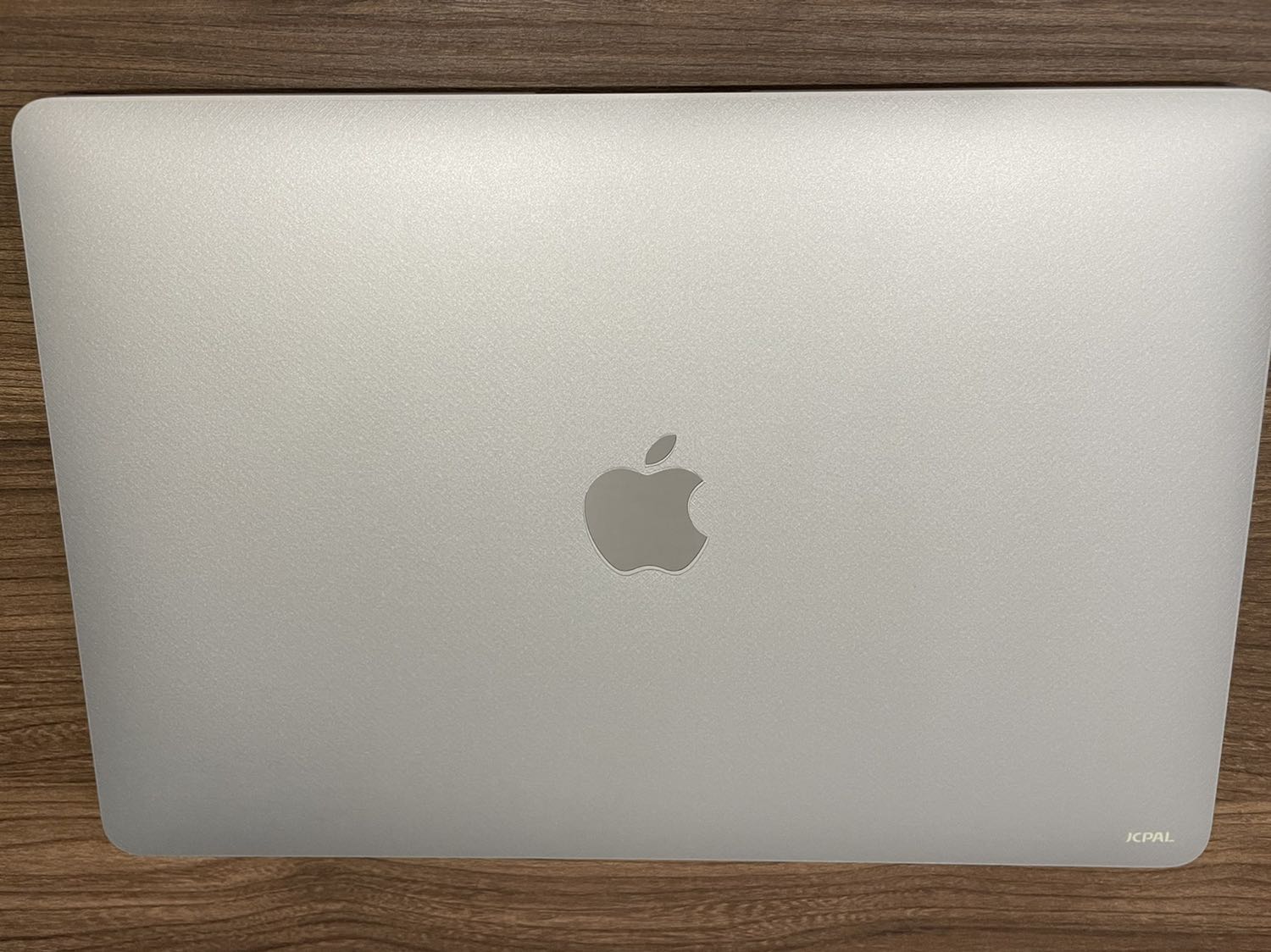 Miếng dán cắt vừa đúng với máy, nhưng hơi khó dán chính xác nếu tự dán lần đầu, màu miếng dán tương đối khớp với màu của máy, keo bám dính tốt, bề mặt miếng dán có gạch kiểu caro (chắc để thoát nhiệt), Tiki giao hàng nhanh, sử dụng lâu chưa biết màu của miếng dán có thay đổi hay không, khó dán nhất ở mặt đáy và màn hình của máy