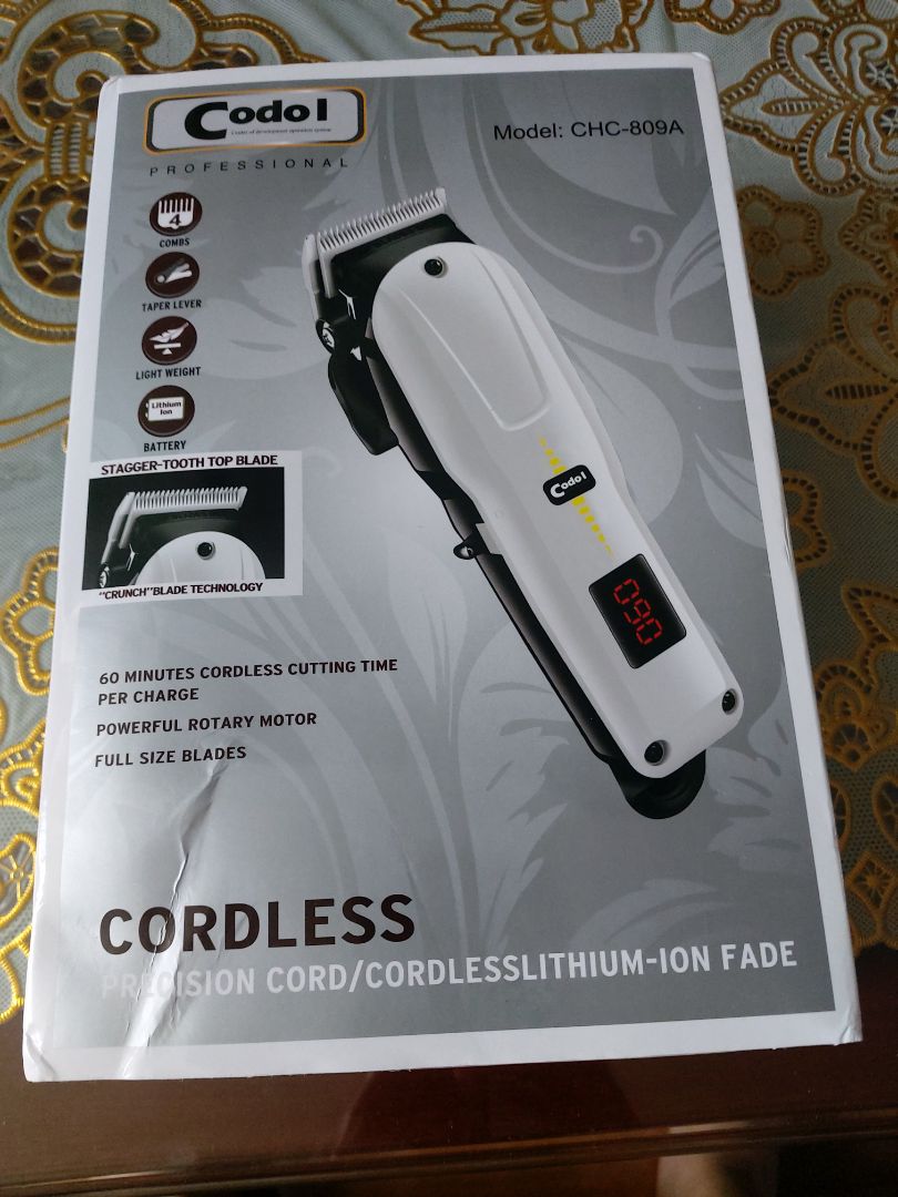 Giao hàng hơi chậm. Đóng gói cẩn thận. Hộp sản phẩm bên trong đẹp, máy kêu êm ái , bén, rất chuyên nghiệp. Máy kèm theo 4 răng lượt cỡ tóc cần chọn, 1 lọ dầu máy. Tiếc là hdsd toàn tiếng ngoại bang. Mò mẫm mà sài thôi.Nói chung rất hài lòng về sp này. 10*.